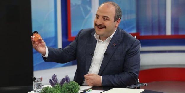 Bakan Varank canlı yayında ‘şimdi size bir ürün getirdim’ deyip çantasından çıkardı