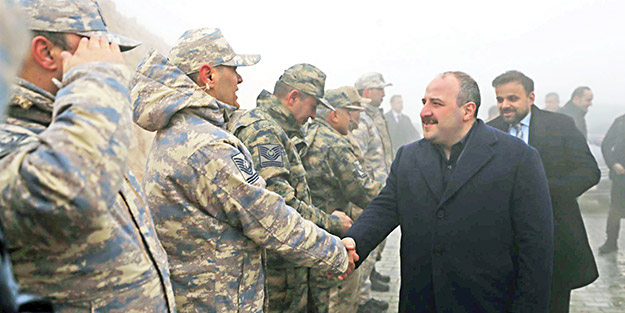 Bakan Varank’tan sınırda Mehmetçik’e ziyaret