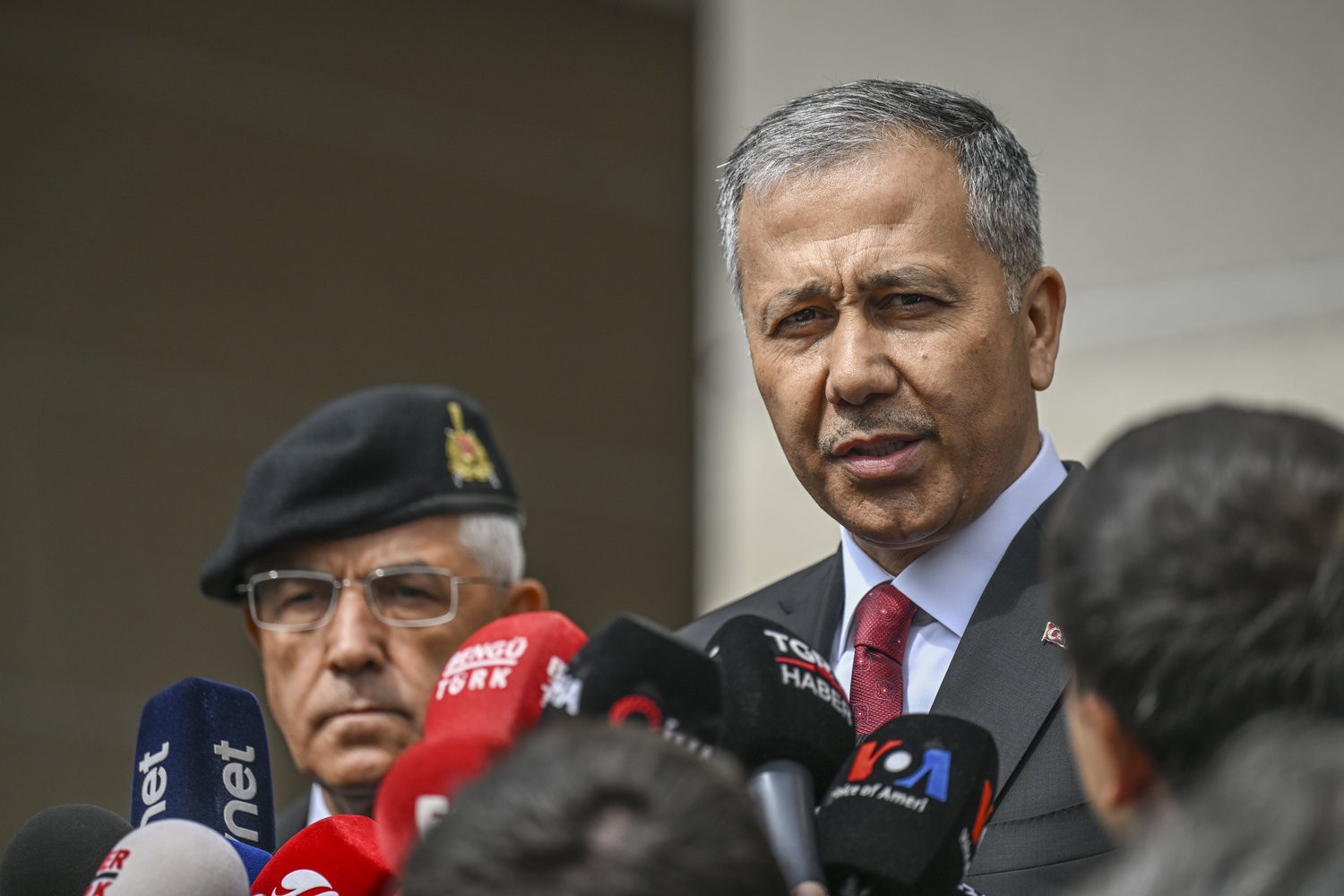 Bakan Yerlikaya az önce tüm Türkiye’ye duyurdu! O alçaklar kıskıvrak yakalandı