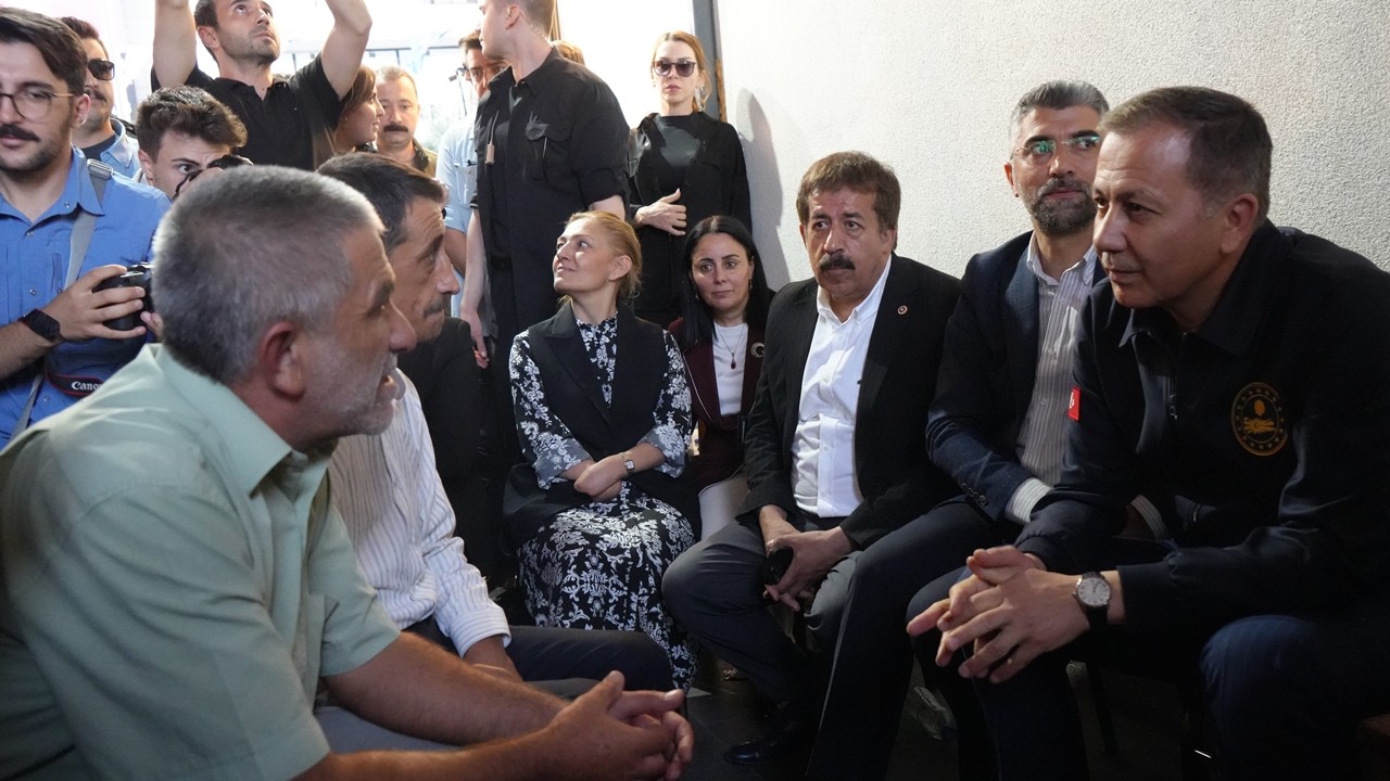 Bakan Yerlikaya Erzurum’da esnafla buluştu