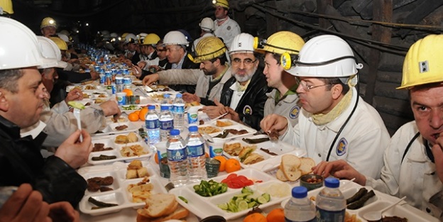 Bakan Yıldız, yeni yılda madencilerin sofrasında