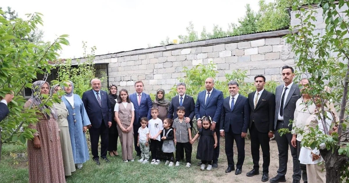 Bakan Yumaklı, Erzincan'da şehit Jandarma Er Yakup Koç'un ailesini ziyaret etti