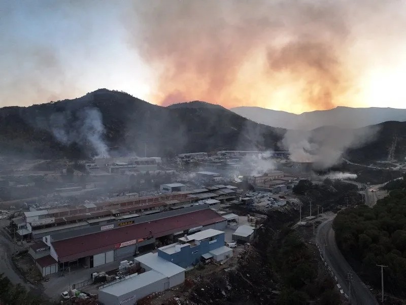 Bakan Yumaklı'dan rahatlatan açıklama! O bölgelerimizdeki yangınlar kontrol altında! İşte illerdeki son durum