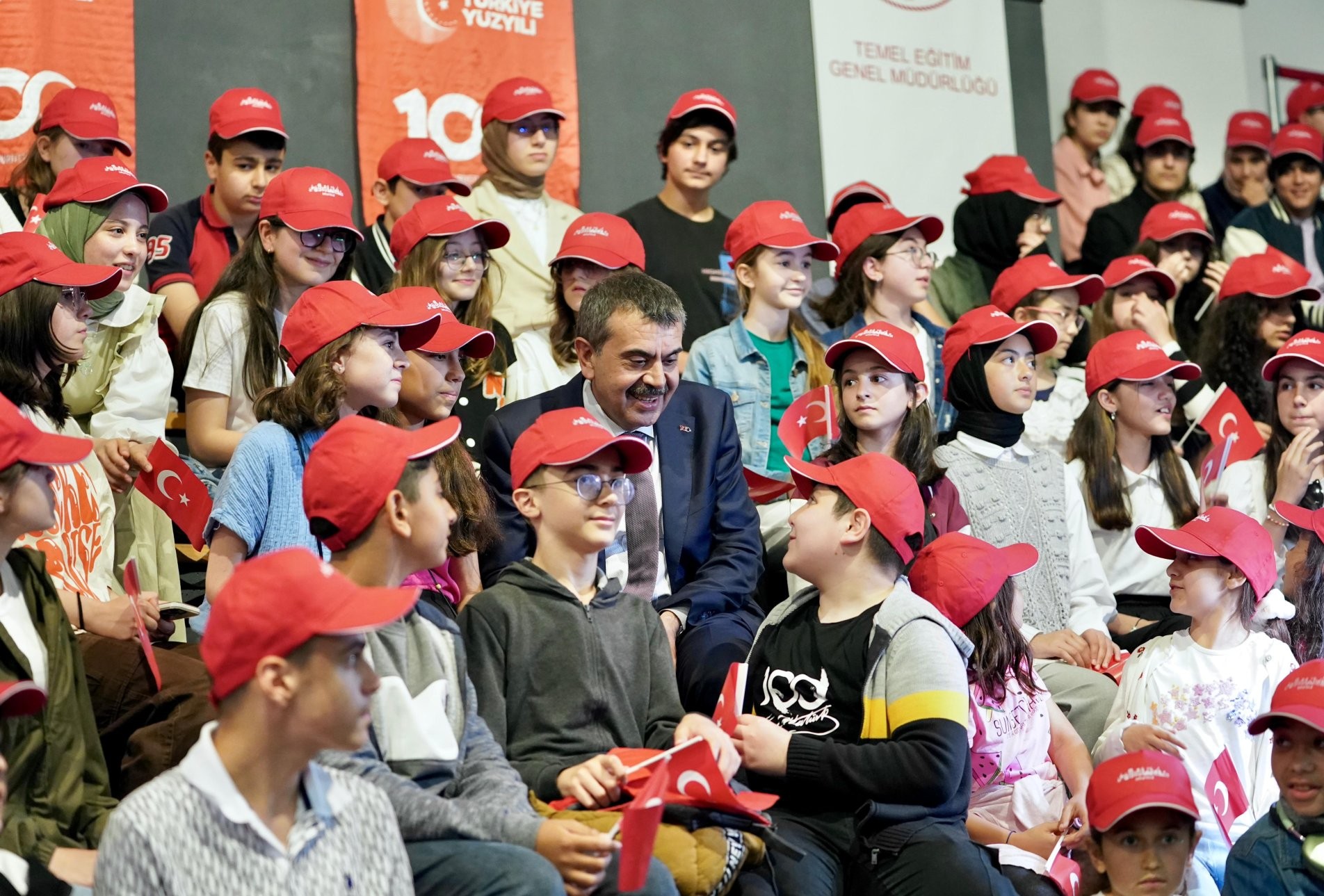 Bakan Yusuf Tekin’den öğrenci ve öğretmenlerle Demokrasi ve Özgürlükler Adası'na ziyaret