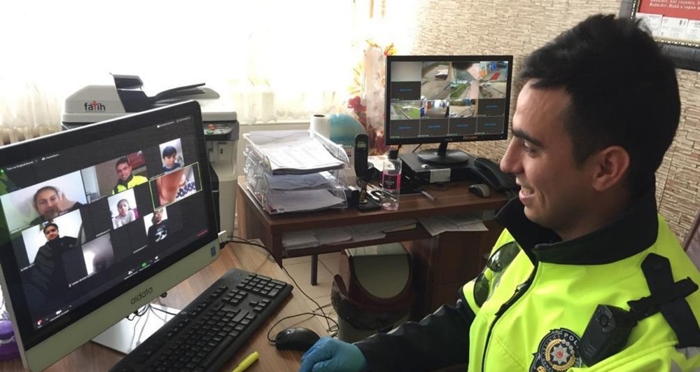 Bakan Ziya Selçuk’tan öğrencilere sözünü unutmayan trafik polisine tebrik 