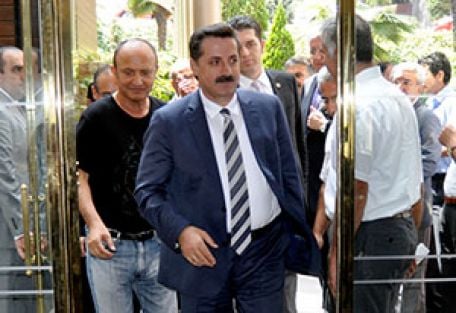 Bakan Çelik, grevde olan 12 bin tekstil işçisi için arabulucuk turunda