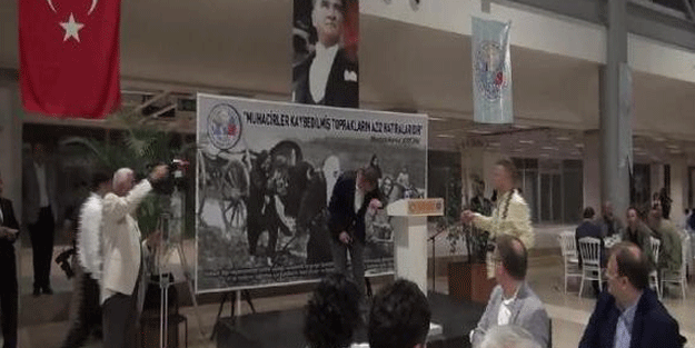 Bakan'ın gözleri önünde kürsüye yığıldı