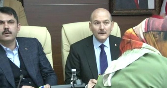 Bakanlar deprem açıklaması yaparken depreme yakalandı