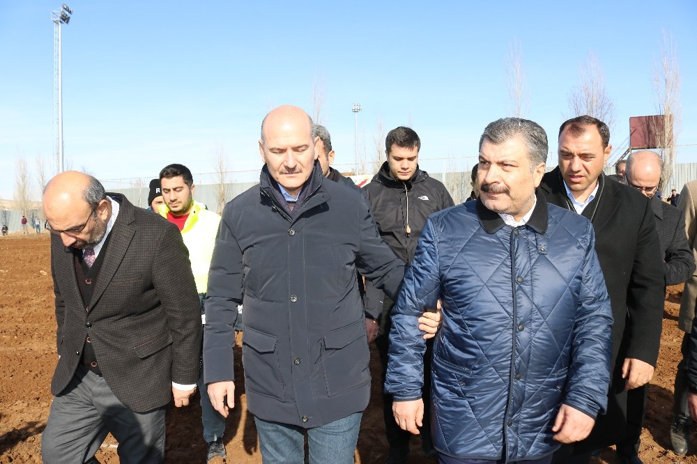 Bakanlar, konteyner kent yapılacak alanda incelemelerde bulundu 