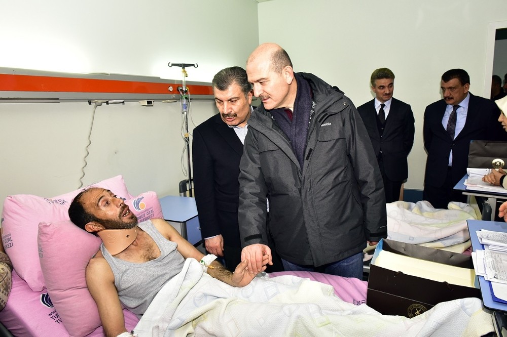 Bakanlar yaralı depremzedeleri ziyaret etti 