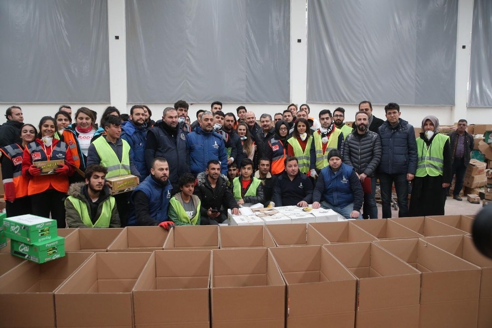 Bakanlar yardım kolilerinin doldurulmasına yardım etti 