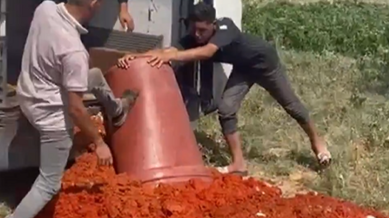 Bakanlık baskın yaptı: Salça üretiminde skandal görüntü!