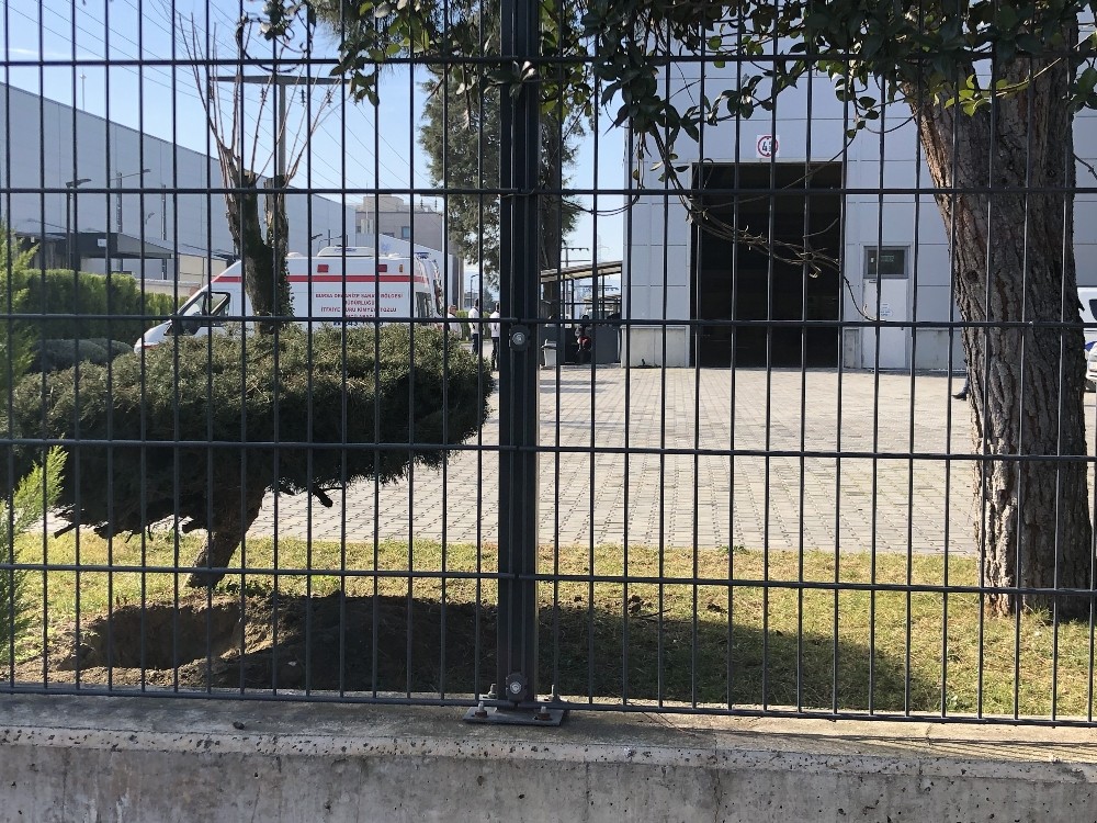 Bakım yaptığı pres makinesine sıkışarak can verdi 