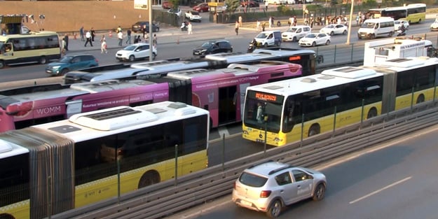 Bakımı yapılmayan metrobüsler İstanbulluları mağdur ediyor! Bir metrobüs daha arıza yaptı duraklarda yoğunluk oluştu