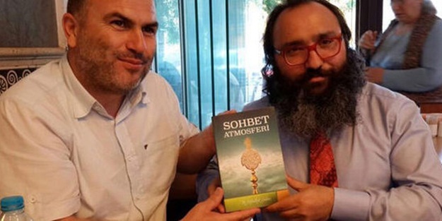 Bakın 2 gün önce kimin kitabıyla poz vermiş?