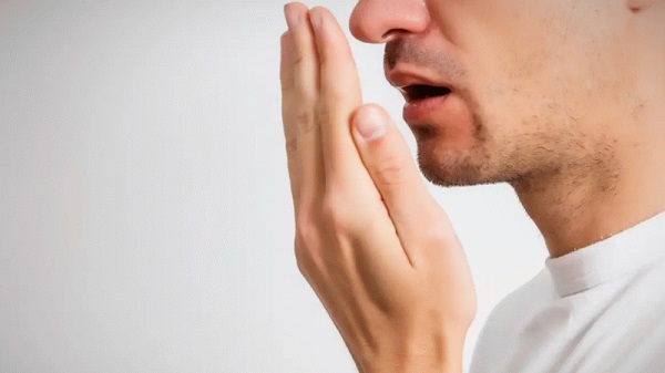 Bakın ağız kokusu neyin belirtisiymiş!