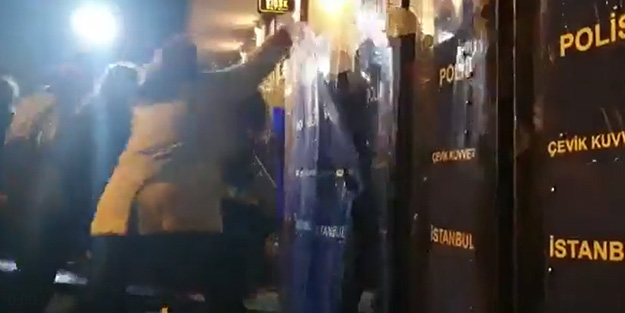 Bakın bakalım kim kime saldırıyor! Polis mi gruba grup mu polise?