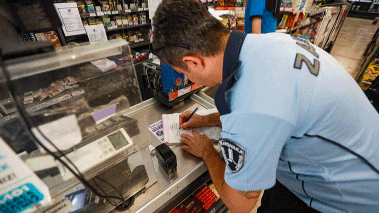 Bakın esnafı nasıl haraca bağladılar! CHP'li belediyenin zabıtası da hırsız