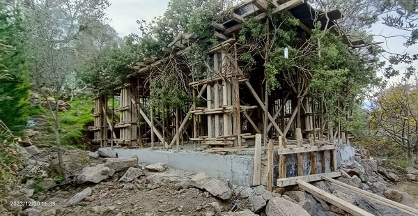 Bakın eve ağaç dallarıyla neden gizlemiş