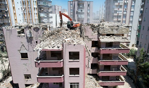 Bakın ne kullanılmış! Binalar yıkılınca ortaya çıktı