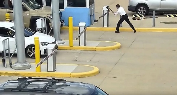 Bakın neden baltayla parçalamış! Çıldıran pilotun ne yaptığını kimse anlayamadı