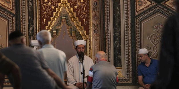 Bakın neden! Dünyanın her yerinden bu imam için geliyorlar