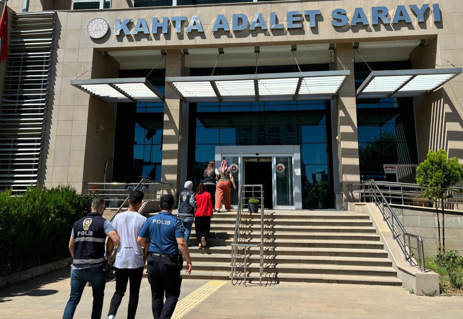 Bakın neyden yardım almış! Ehliyet sınavında kopya şoku