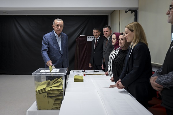 Bakın o sandıktan kim çıktı!