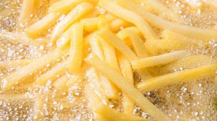 Bakın patatesler nasıl güzel kızarıyor!