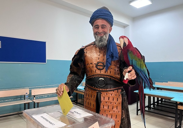 Bakın sandığa kiminle gitti!