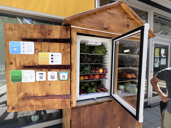 Bakın sebebi neymiş! O ülkede sokaklara buzdolabı yerleştirdiler