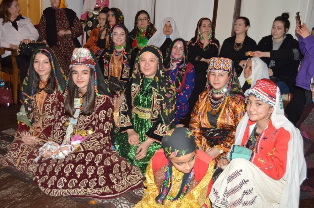 Bakır kazan çalıp 500 yıllık âdeti yaşattılar 