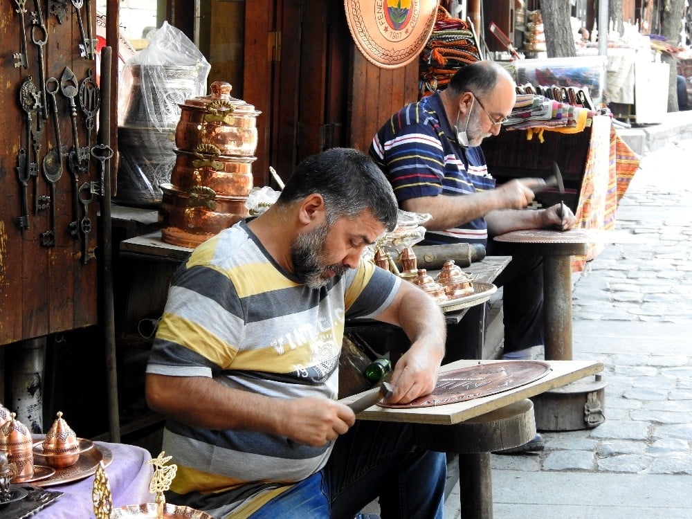 Bakırcılar Çarşısı’nda çekiç sesleri yeniden yankılandı 