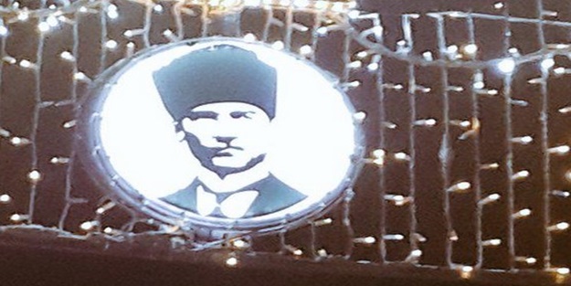 Bakırköy Belediyesi'nden Atatürk'lü yılbaşı süslemesi