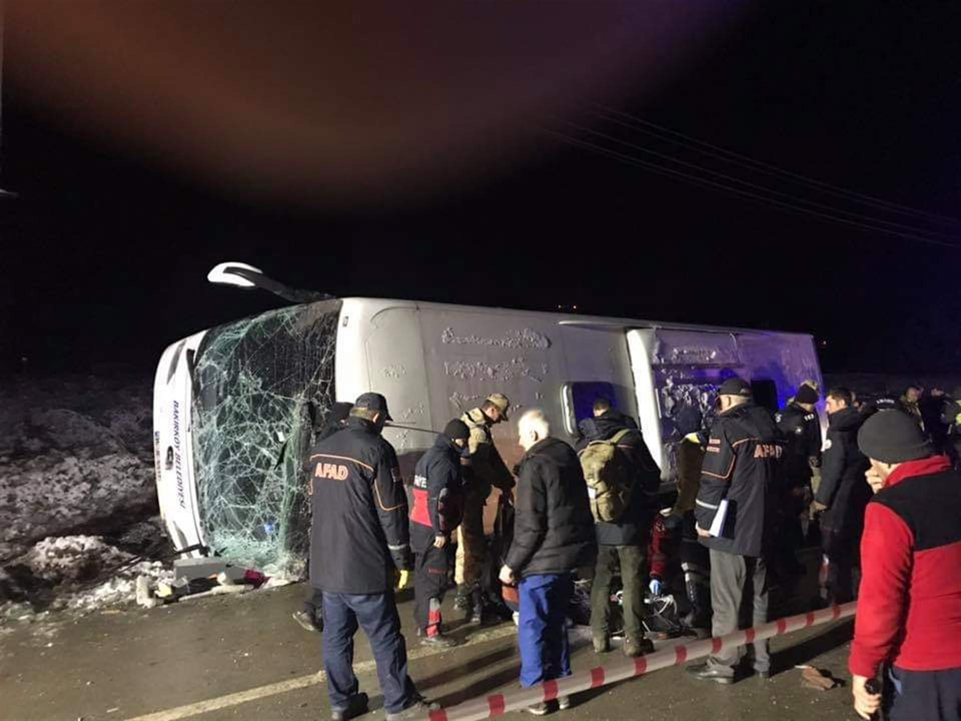 Bakırköy belediyesine ait otobüs devrildi! Ölüler ve yaralılar var...