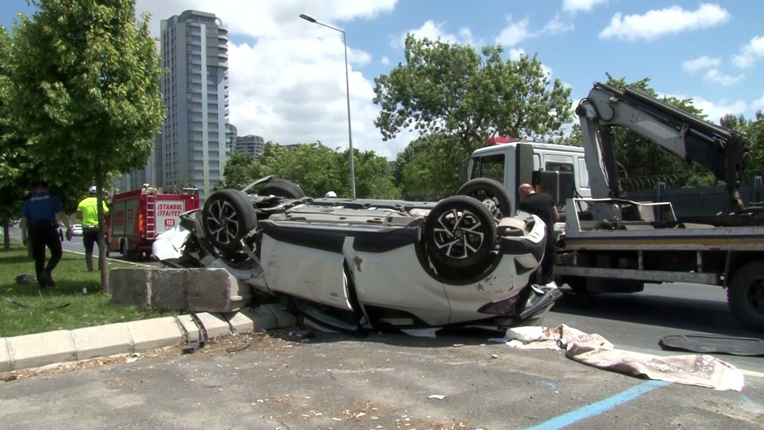 Bakırköy’de feci kaza! Araç refüje çarparak takla attı!