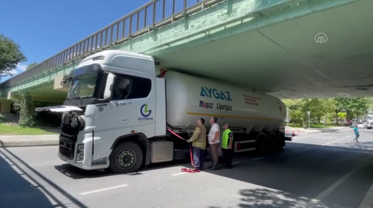 Bakırköy'de gaz yüklü tır köprüye sıkıştı