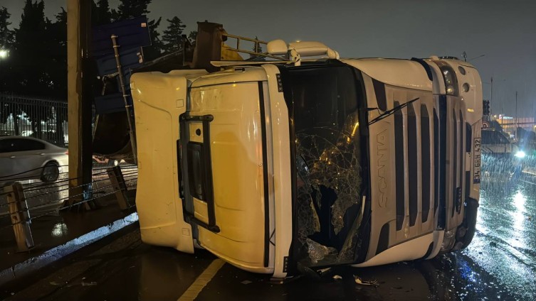 Bakırköy'de hafriyat kamyonu devrildi: 2 yaralı