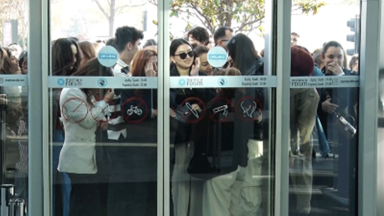 Bakırköy'de indirim kuyruğu! AVM'nin önünde böyle beklediler!