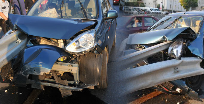 Bakırköy'de kaza! Bariyer otomobile ok gibi saplandı