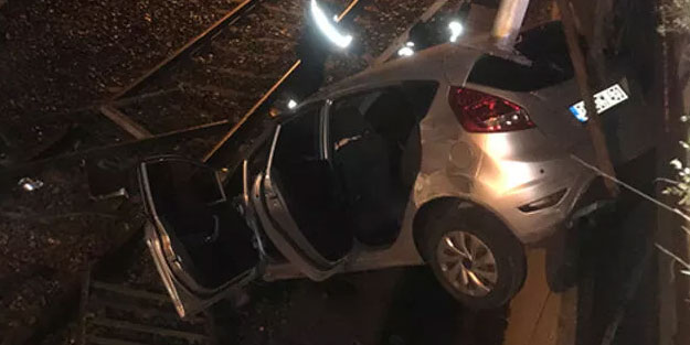 Bakırköy’de kontrolden çıkan araç metro yoluna uçtu: 2 yaralı