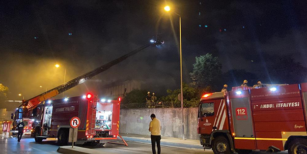 Bakırköy'de kundakçı dehşeti! Önce arabaları sonra binayı yaktı