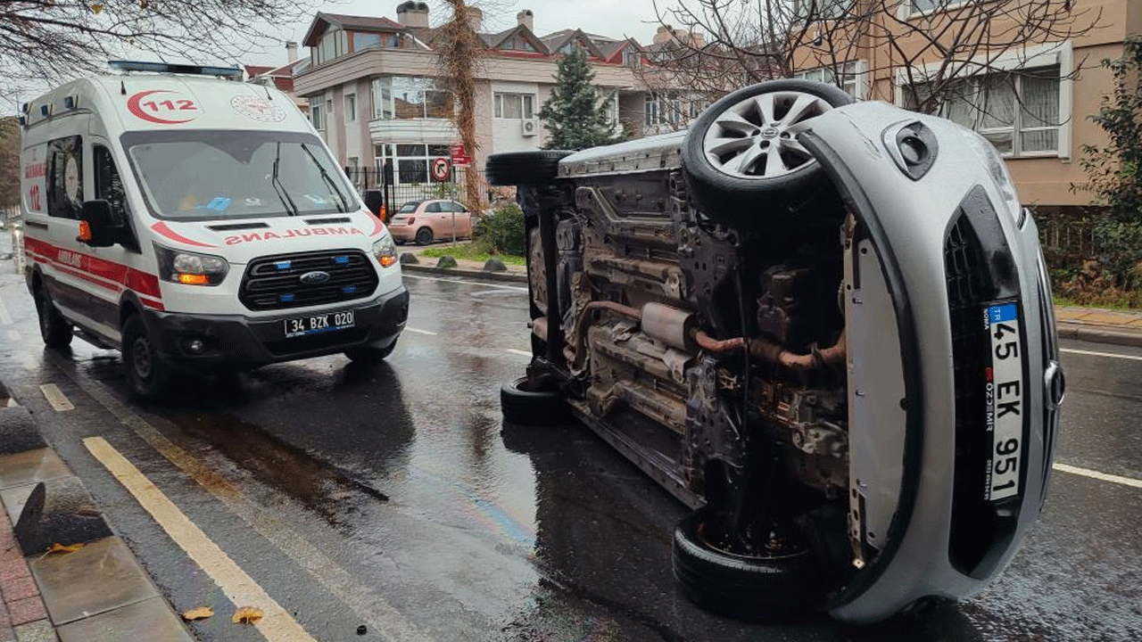 Bakırköy'de otomobil yan yattı