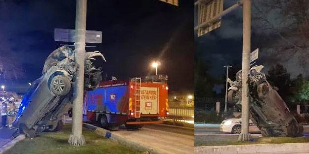 Bakırköy'de otomobil yön tabelası direğine asılı kaldı