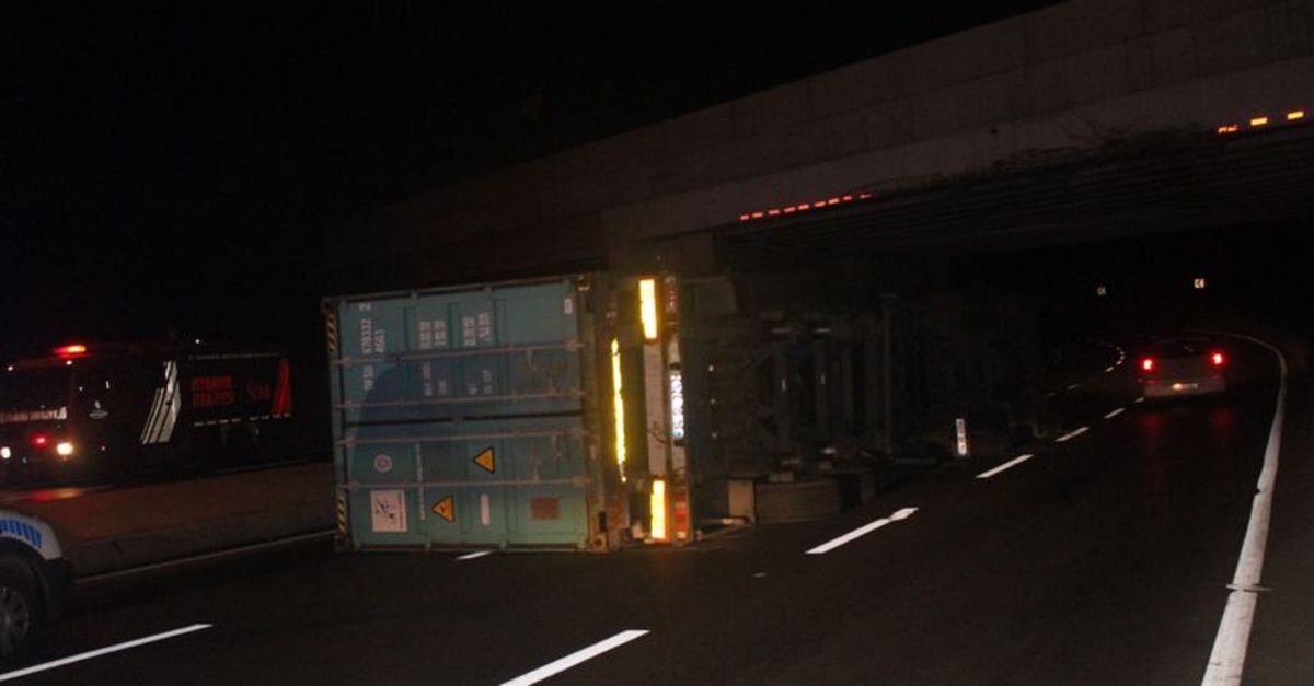 Bakırköy’de TIR devrildi: 1 yaralı