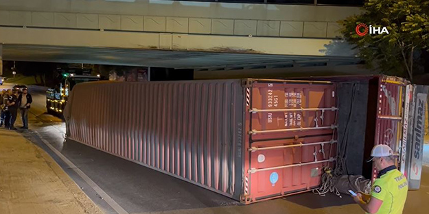 Bakırköy’de üst geçide takılan tır devrildi!