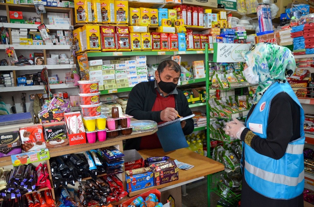Bakkal bakkal gezerek ihtiyaç sahibi ailelerin borcunu ödediler 