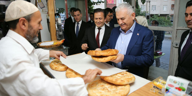 Bakkaldan pide aldı, bir aile ile iftar yaptı!