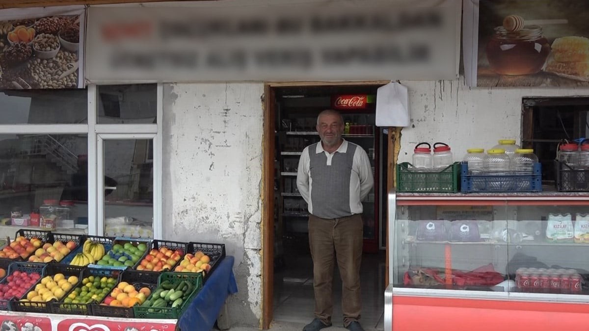 Bakkalına astığı tabelayı görenler tekrar tekrar bakıyor! Bütün ilçe onu konuşuyor! Sen var ya, adamın dibisin amca