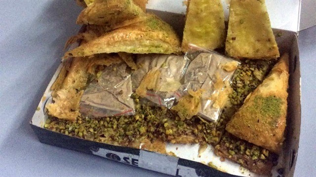 Baklava dilimine gizlenen uyuşturucu polisi şoke etti